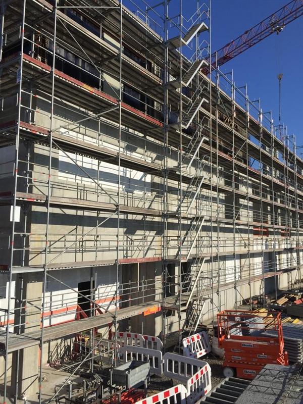 İskele kurulmuş çok katlı betonarme cephe