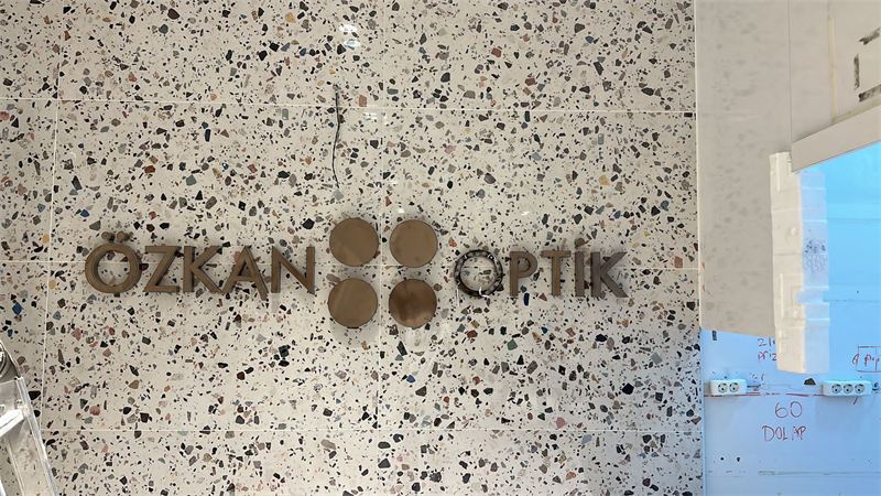 Terrazzo duvar ve logo