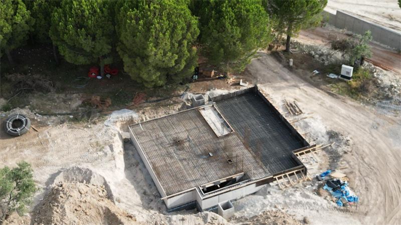 Çam ağaçları arasında villa temeli