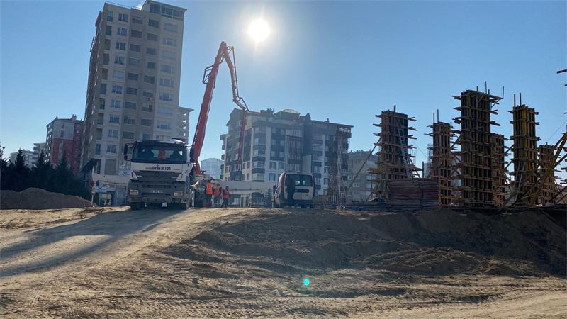 Beton pompası ve kolon demirleri