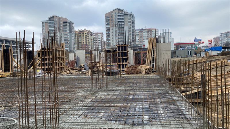 Temel üzerinde kolon ve perde filizleri